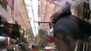 खडबडीत प्रौढ आई तरुण स्टडच्या हार्ड डिकवर स्वार होत आहे