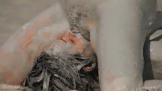 घाणेरड्या किन्नर कुत्री मिलेनाला कुत्र्याच्या स्थितीत तिच्या कुत्र्यामध्ये क्रूरपणे पेंच केले जाते